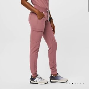 Wear figs Zamora™ Jogger Scrub Pants in Mauve